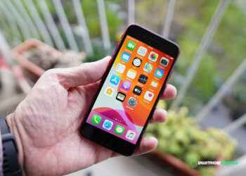 Apple iPhone SE (2020) recenzija: odličan izbor za ljubitelje kompaktnih telefona Apple iPhone SE (2020) recenzija otkriva snažan spoj kompaktnog dizajna i impresivne performanse po pristupačnoj cijeni. Iza prepoznatljivog izgleda krije se A13 Bionic čip, isti čip koji pokreće skuplje modele, što osigurava brzo pokretanje aplikacija i fluidan multitasking. Kamera na stražnjoj strani od 12 MP nudi jasne fotografije uz dobar dinamički raspon zahvaljujući HDR-u, a performanse u dnevnom osvjetljenju su posebno pohvalne. Zaslon od 4.7 inča nije najmoderniji, ali boje su živopisne i oštre, a cijeli uređaj je lagan za držanje i jednostavan za upotrebu jednim dodirom prsta. Trajanje baterije je solidno za svakodnevne zadatke, a podrška za brzo punjenje dodatno povećava praktičnost. Cijena ga čini atraktivnom vrijednošću za one koji žele Apple iskustvo bez visokog budžeta. U zaključku, ako tražite kompaktnu, pouzdanu i vrijednu opciju unutar Apple ponude, iPhone SE (2020) ostaje konkurentna opcija.